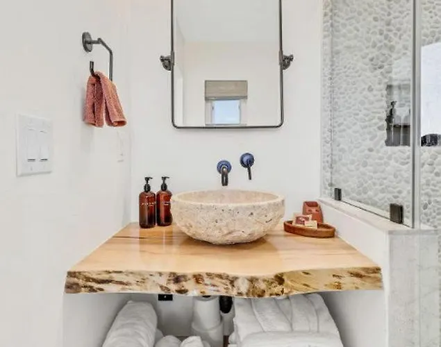 Luxurious Desert Casita With River Rock Shower Near Grand Canyon, Arizona Holiday home Williams